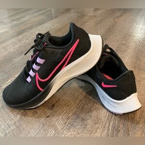 Women Nike Air Zoom Pegasus 38
*Black/Hyper Pink size 7.5